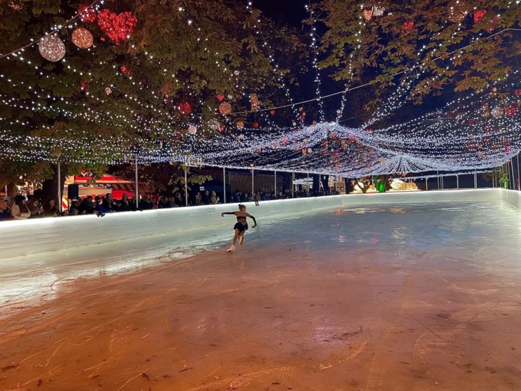 Korcsolyázó nyitja meg a Fotópont a Városháza park jégpályáját.
