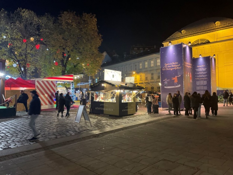 A Városháza park ünnepi standjai és a nézelődők.