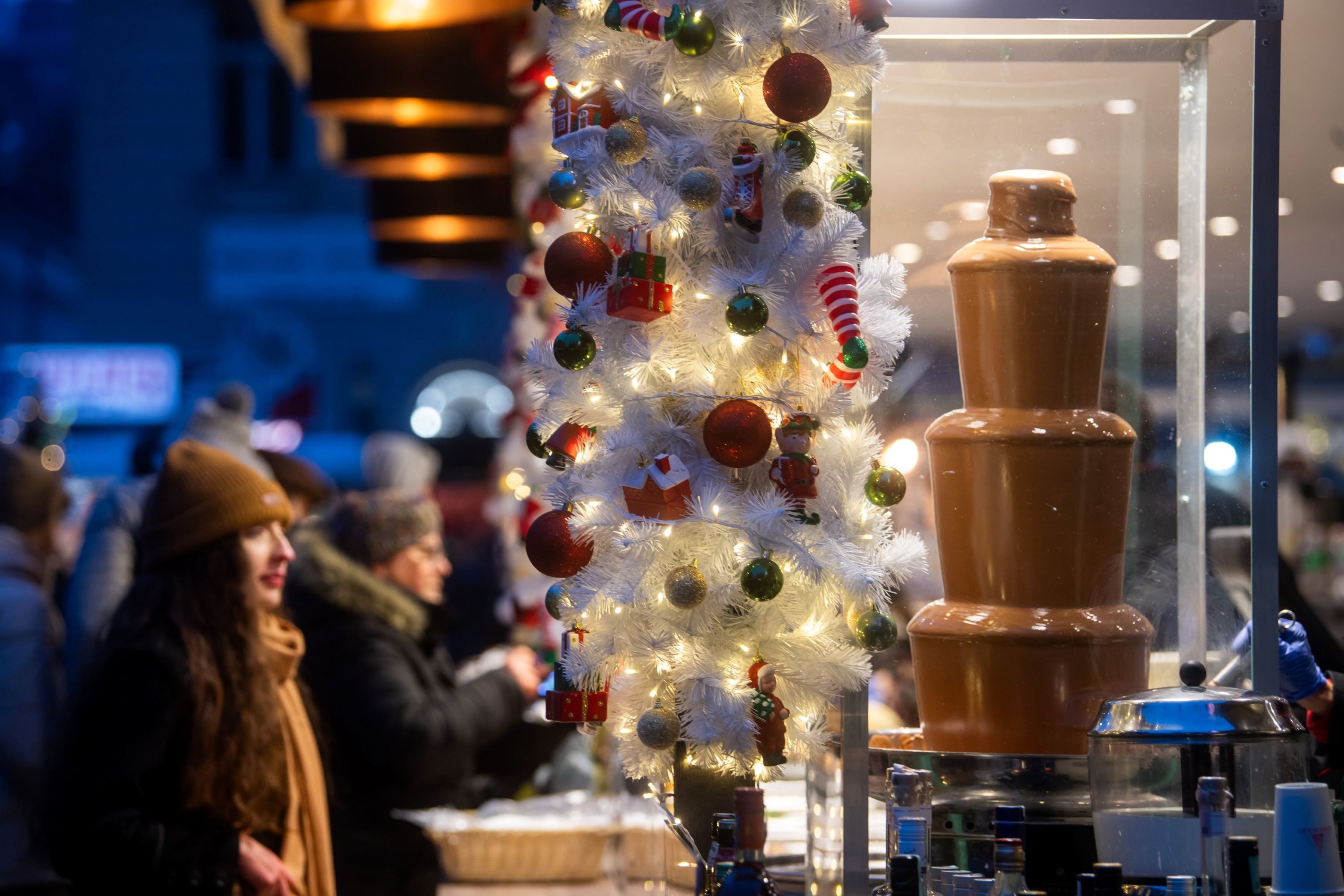 Az Advent Bazilika elnevezésű karácsonyi vásár a megnyitó napján Budapesten, a Szent István-bazilika előtti téren