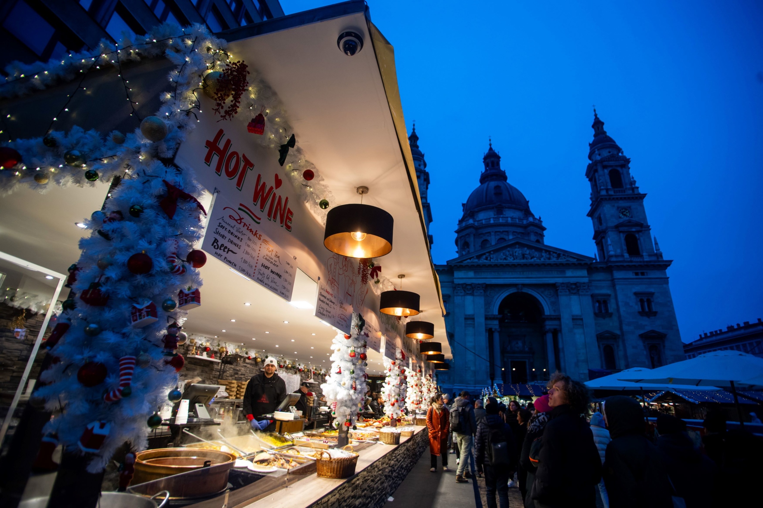 Az Advent Bazilika elnevezésű karácsonyi vásár a megnyitó napján Budapesten, a Szent István-bazilika előtti téren