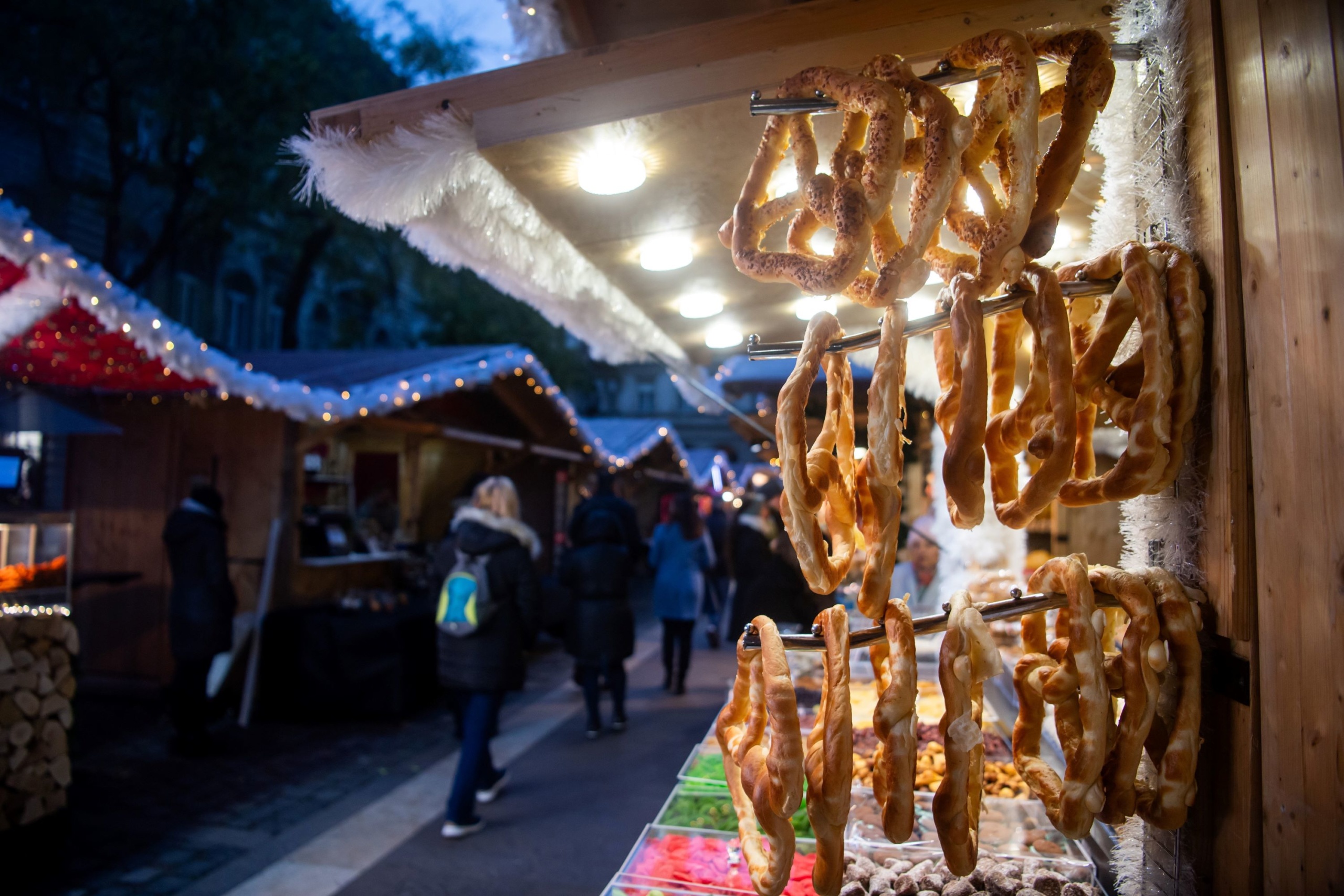 Az Advent Bazilika elnevezésű karácsonyi vásár a megnyitó napján Budapesten, a Szent István-bazilika előtti téren