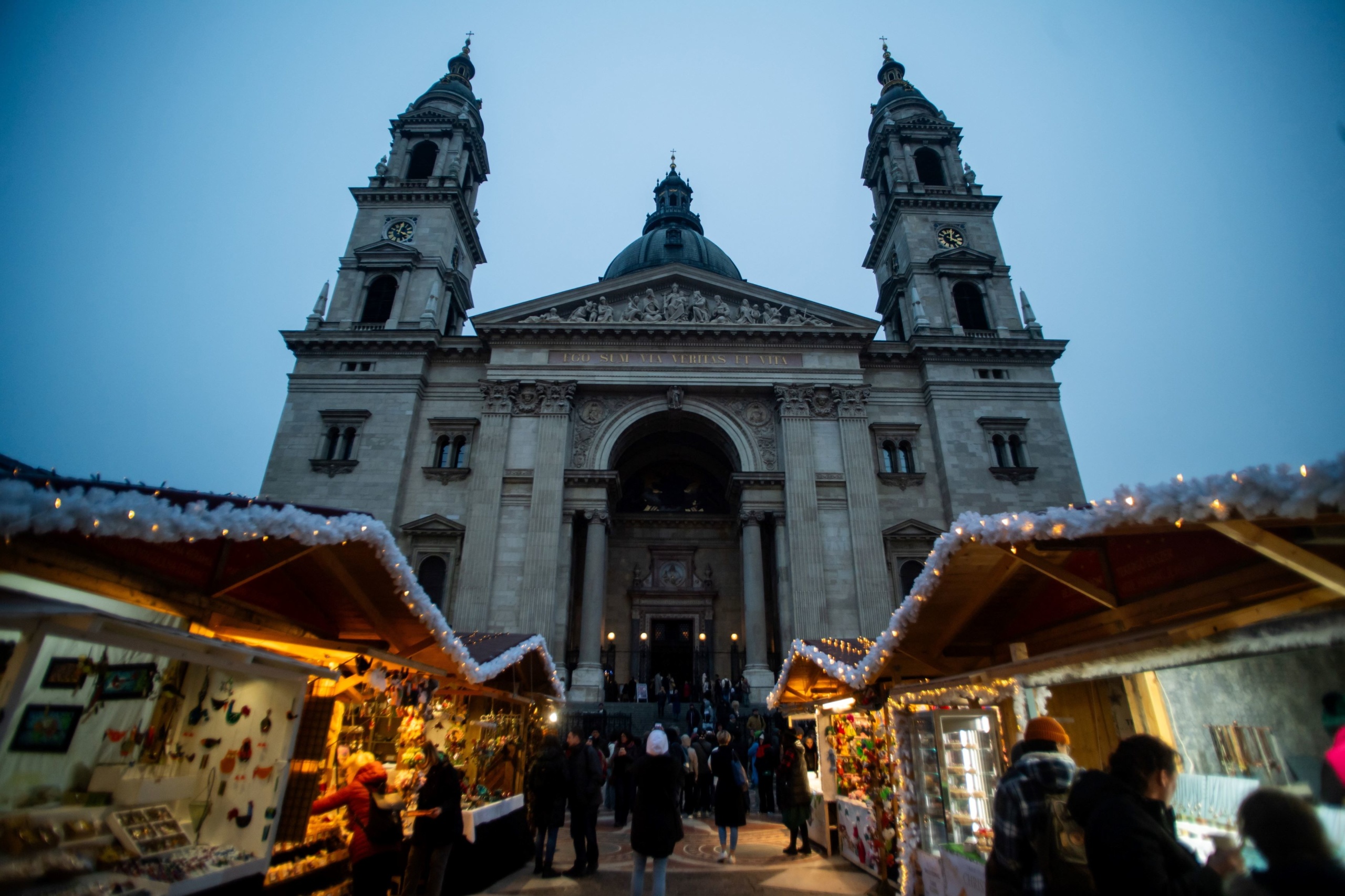 Az Advent Bazilika elnevezésű karácsonyi vásár a megnyitó napján Budapesten, a Szent István-bazilika előtti téren
