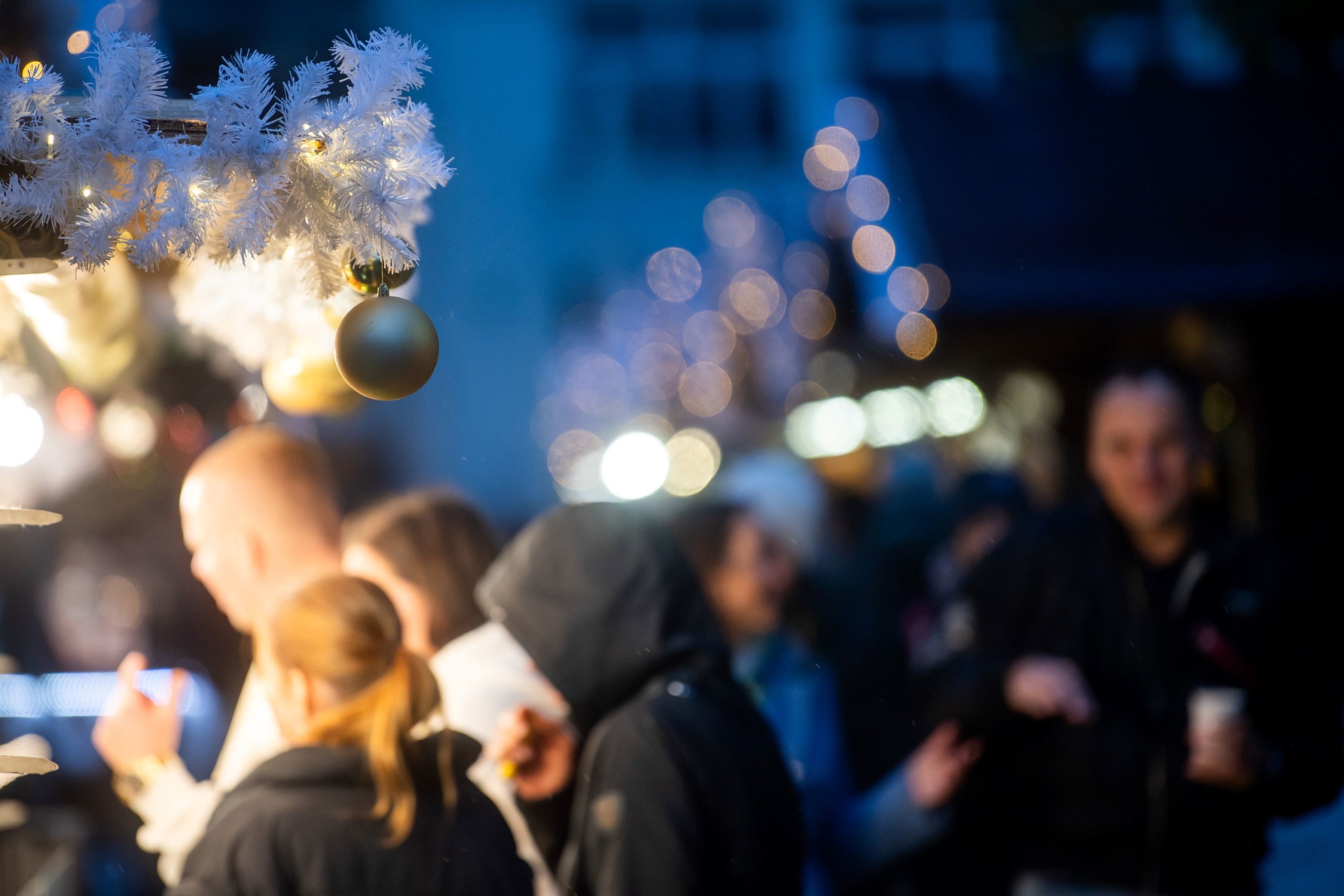 Az Advent Bazilika elnevezésű karácsonyi vásár a megnyitó napján Budapesten, a Szent István-bazilika előtti téren