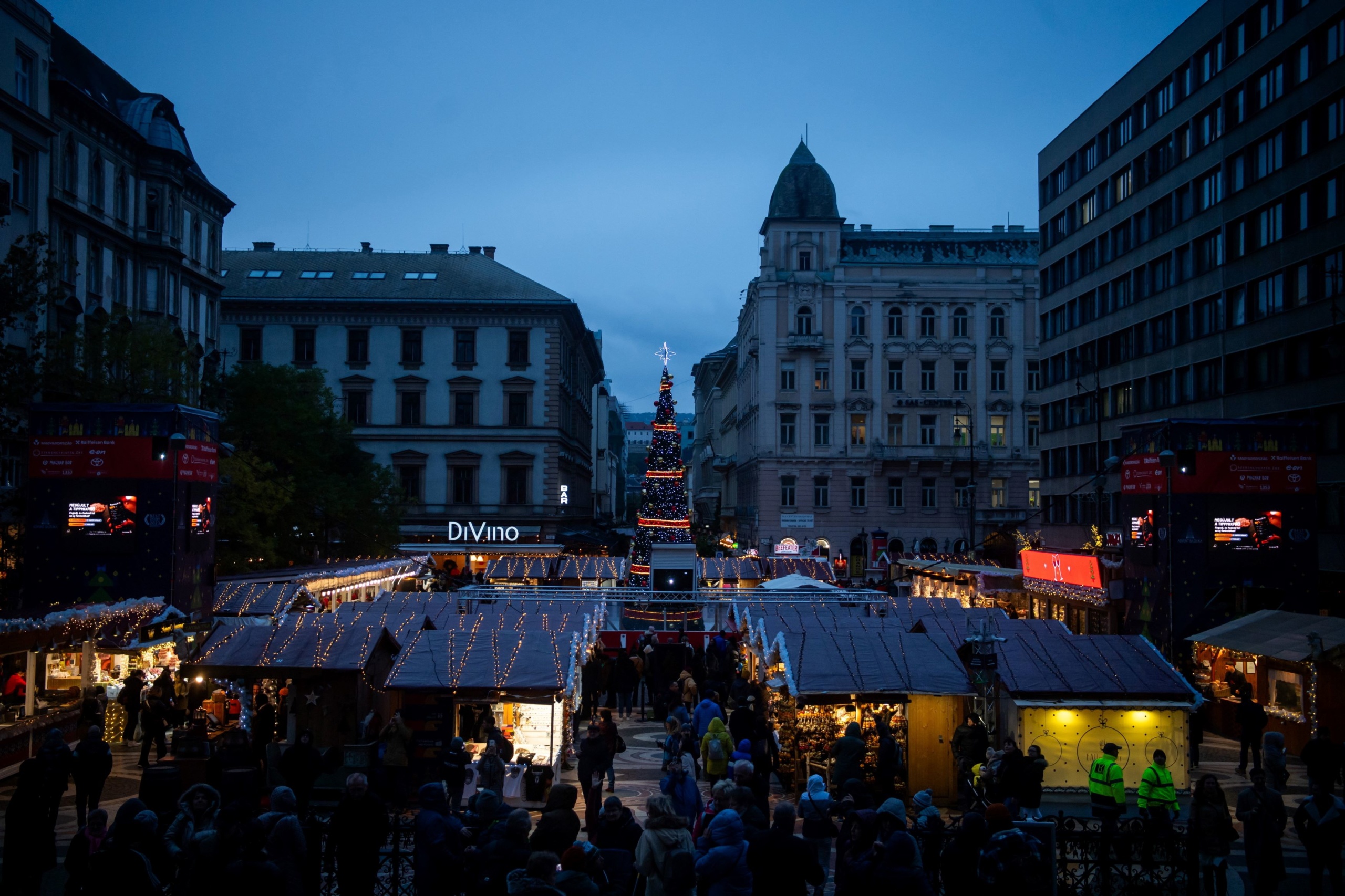 Az Advent Bazilika elnevezésű karácsonyi vásár a megnyitó napján Budapesten, a Szent István-bazilika előtti téren