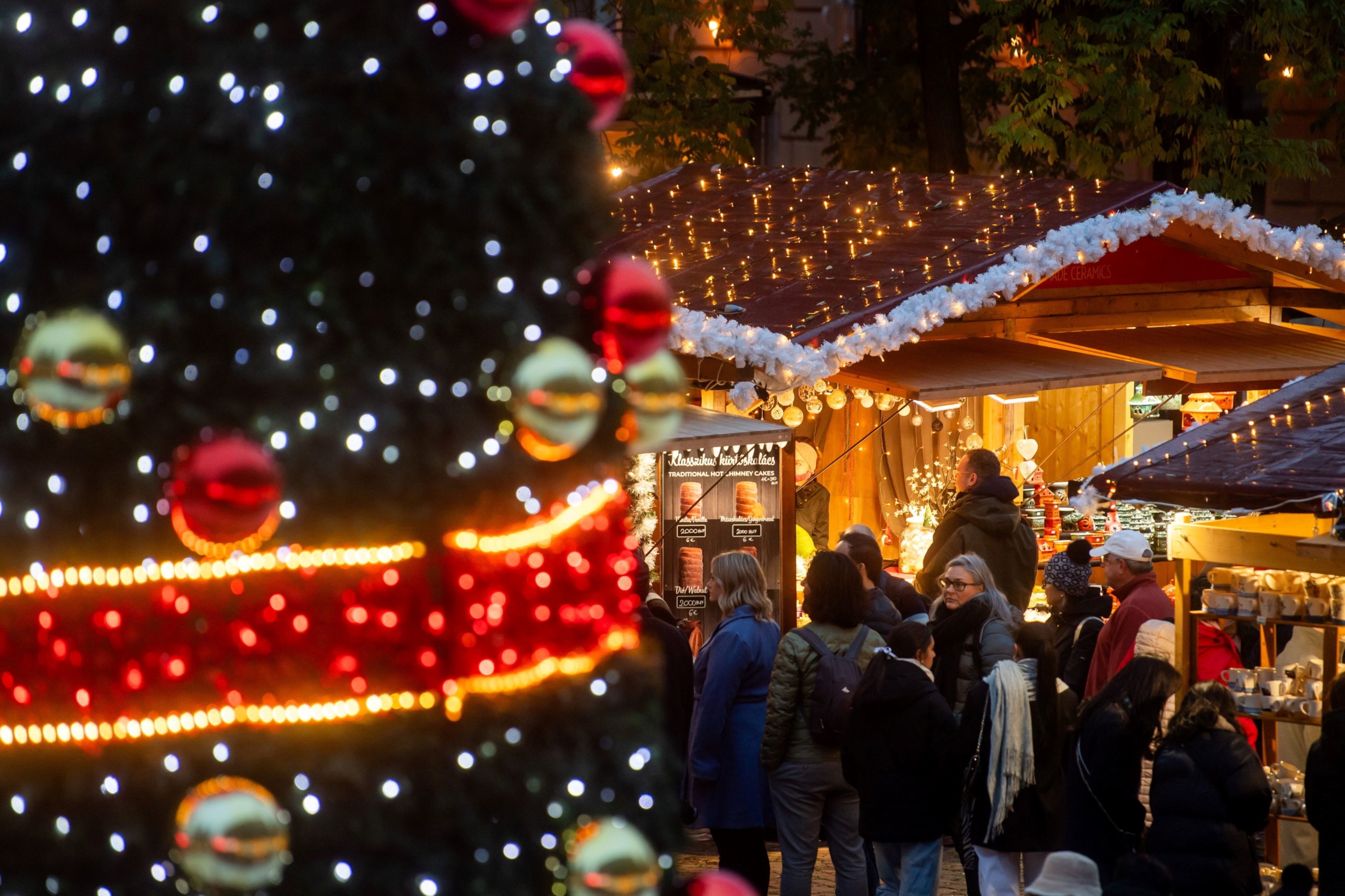 Az Advent Bazilika elnevezésű karácsonyi vásár a megnyitó napján Budapesten, a Szent István-bazilika előtti téren