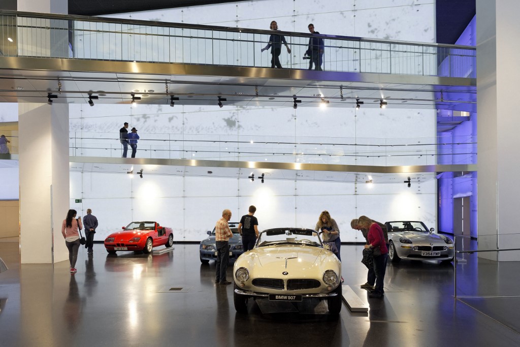 Látogatók a BMW Múzeumban Münchenben