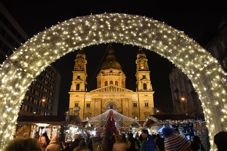 Adventi vásár a Bazilika előtt