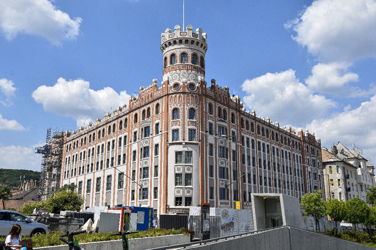 Magyar Posta Székháza vagy Postapalota, amely Buda egyik jellegzetes szecessziós épülete és Sándy Gyula tervei alapján épület 1926-ban, a a Krisztina körúton.