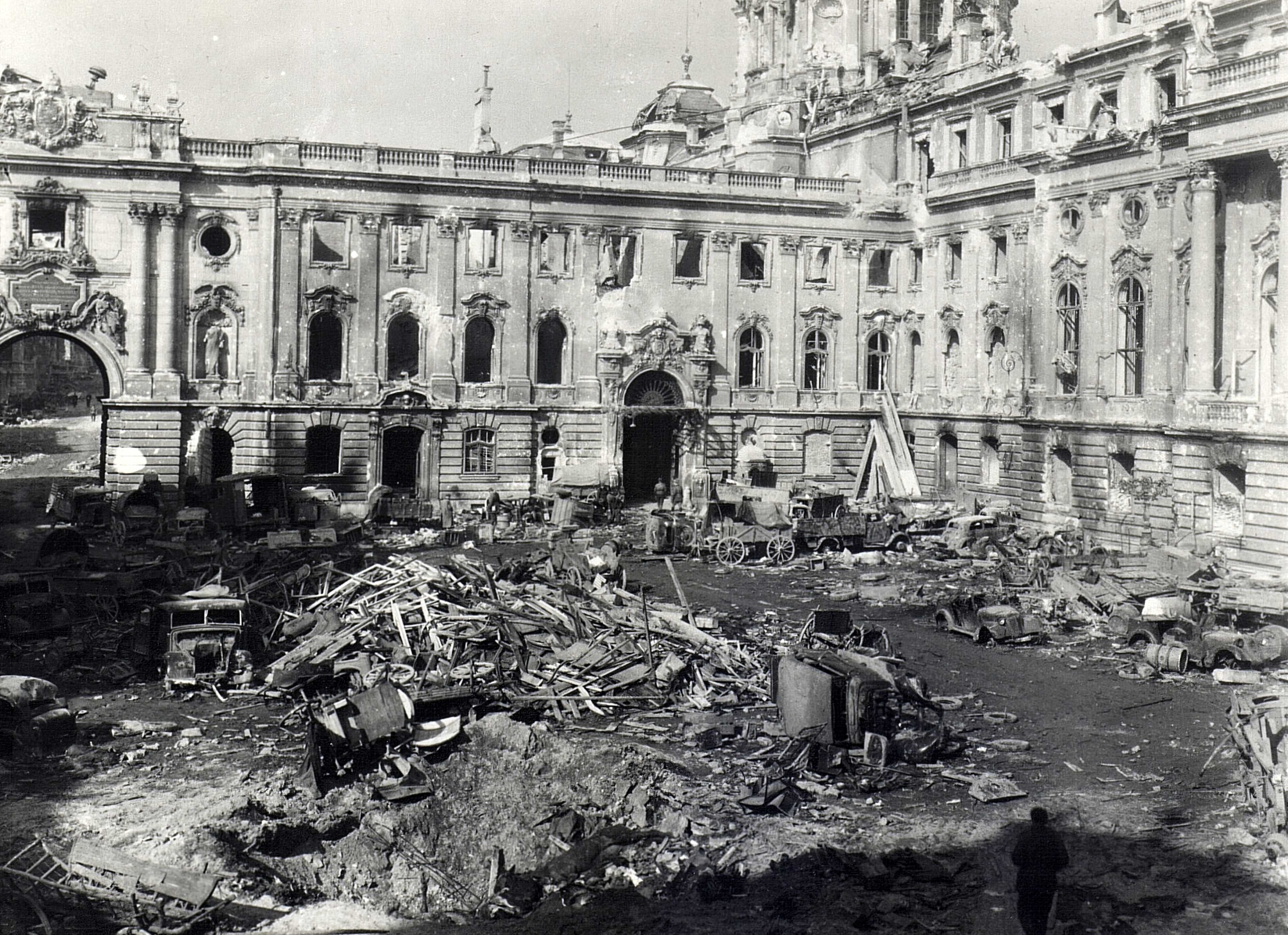 Az egykori Királyi Palota romokban 1945-ben