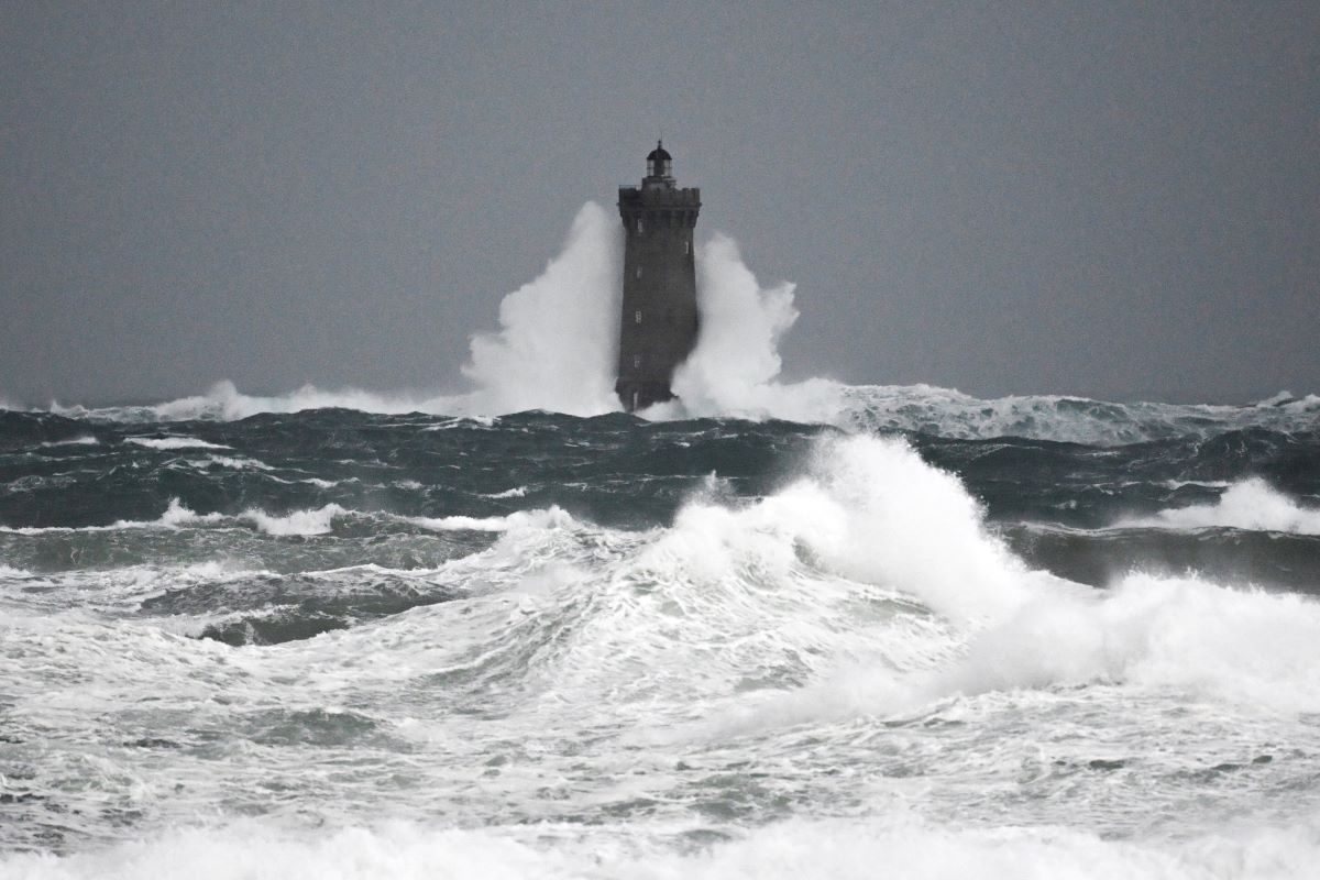 November 2-án Franciaországban, Porspoderben szinte ellepte a hullám a világítótornyot