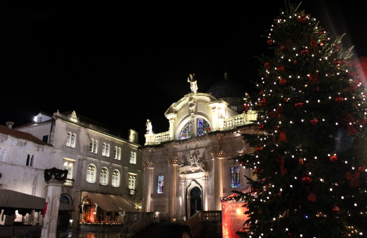 A szomszédos Dubrovnik karácsonyi kivilágításban
