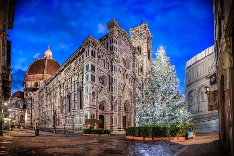 Karácsonyfa és ünnepi fények Firenzében