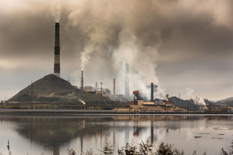 Szmogot, füstöt kibocsájtó gyár 