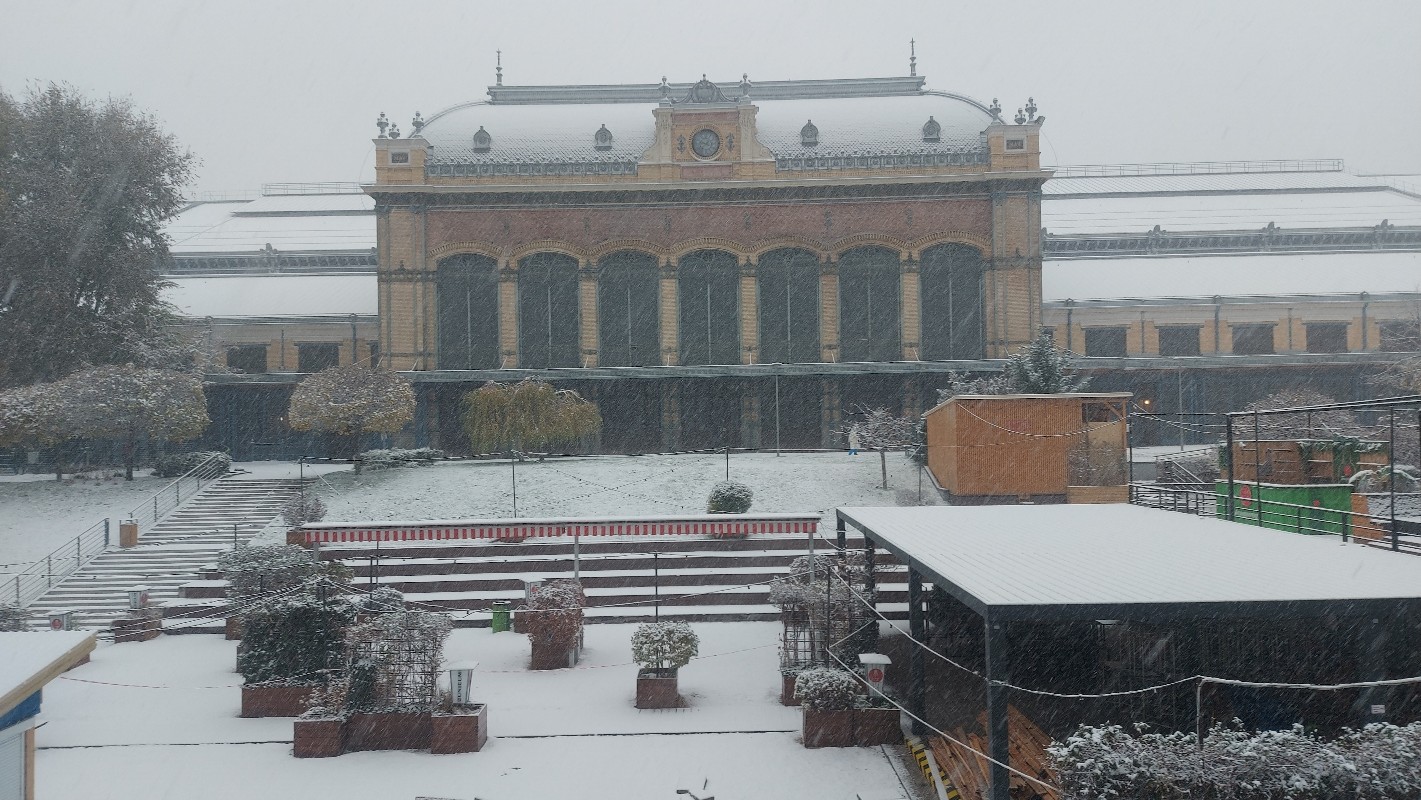 A Nyugati pályaudvar épülete havazásban