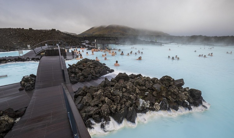 Fürdőzők az izlandi Kék Lagúnában.