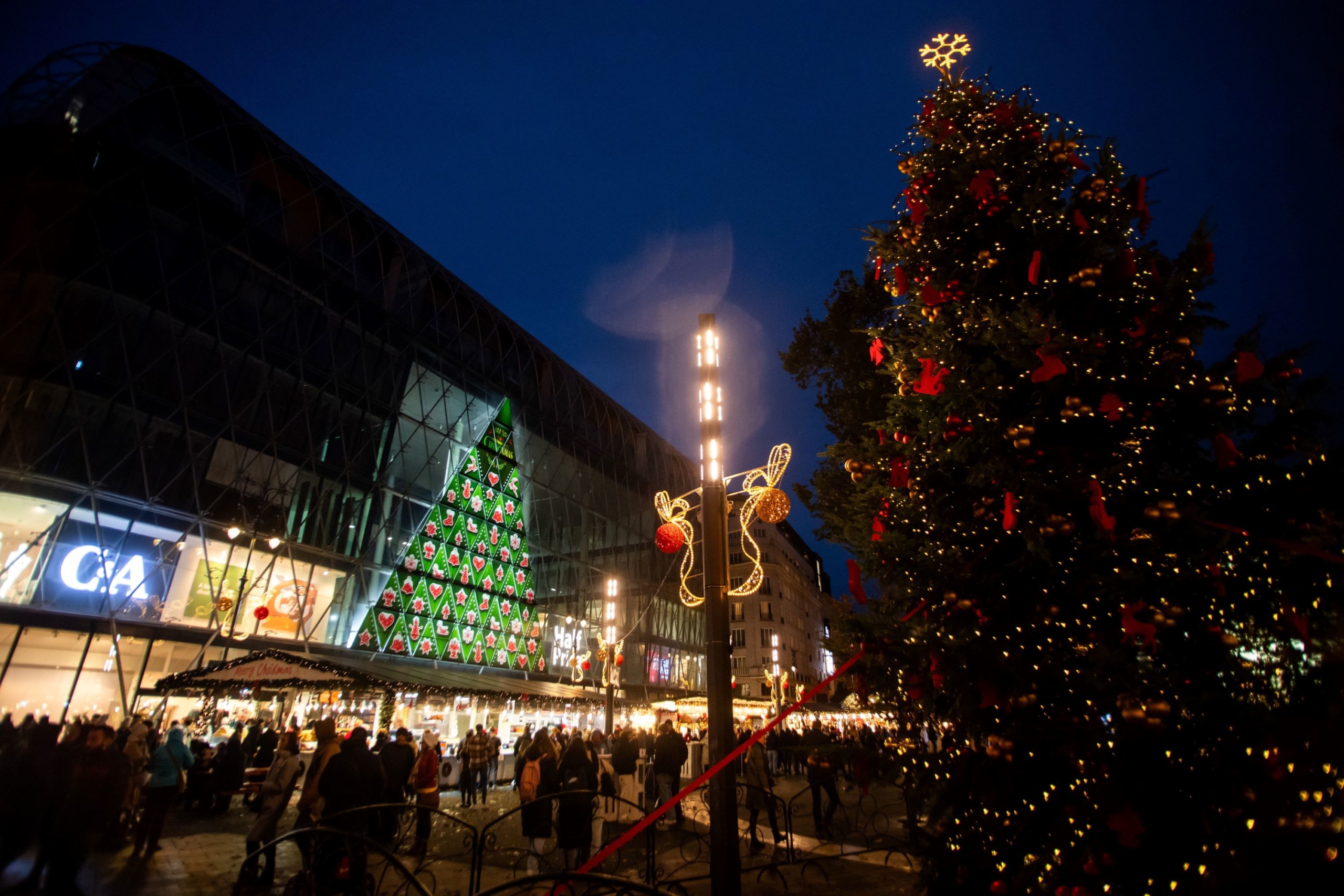 A Vörösmarty Classic Xmas karácsonyi vásár a Vörösmarty téren a megnyitó napján