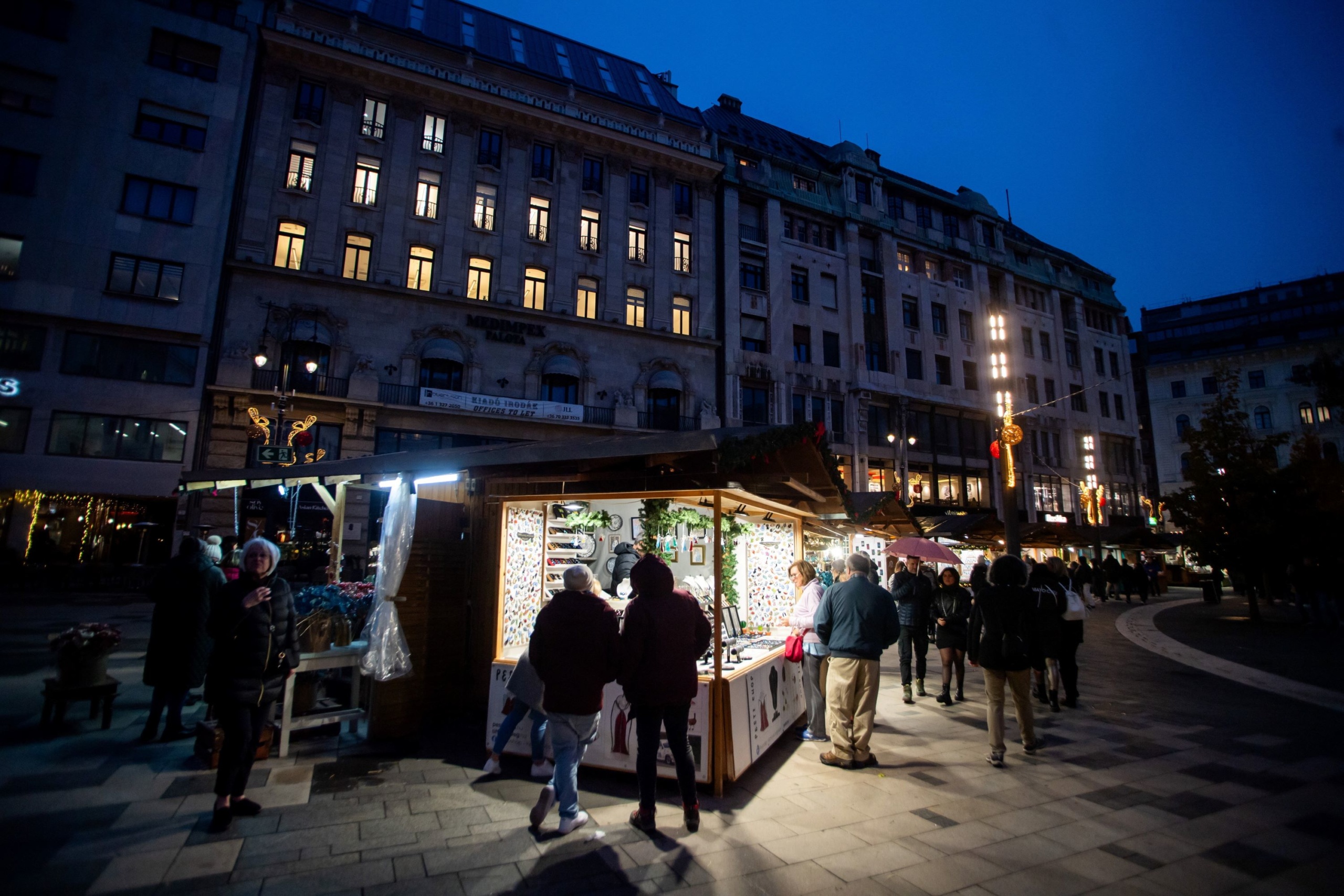 A Vörösmarty Classic Xmas karácsonyi vásár a Vörösmarty téren a megnyitó napján