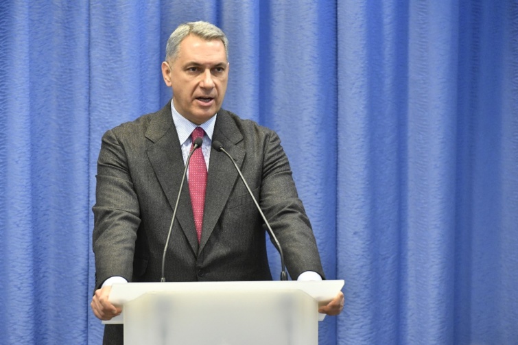 LÁZÁR János - Startlap Utazás Lázár János építési és közlekedési miniszter az Építési és Közlekedési Minisztérium és az Építési Vállalkozók Országos Szakszövetsége (ÉVOSZ) közös sajtótájékoztatóján a