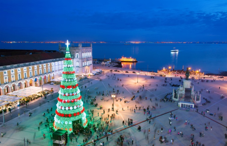 Lisszabon karácsonyfája a kikötő mellett