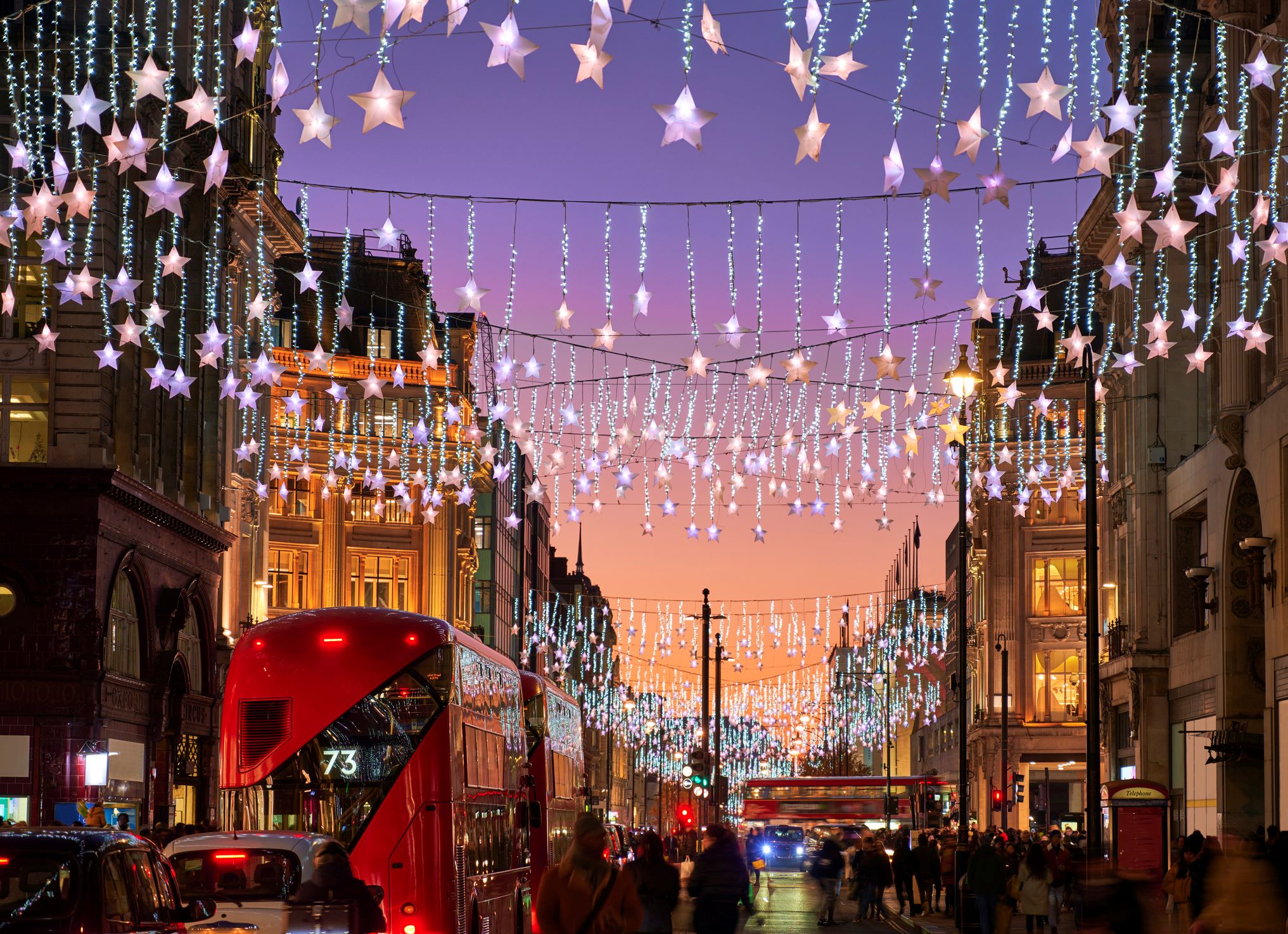 A legnépszerűbb utca Londonban az Oxford Street, karácsonyi csúcsforgalomban