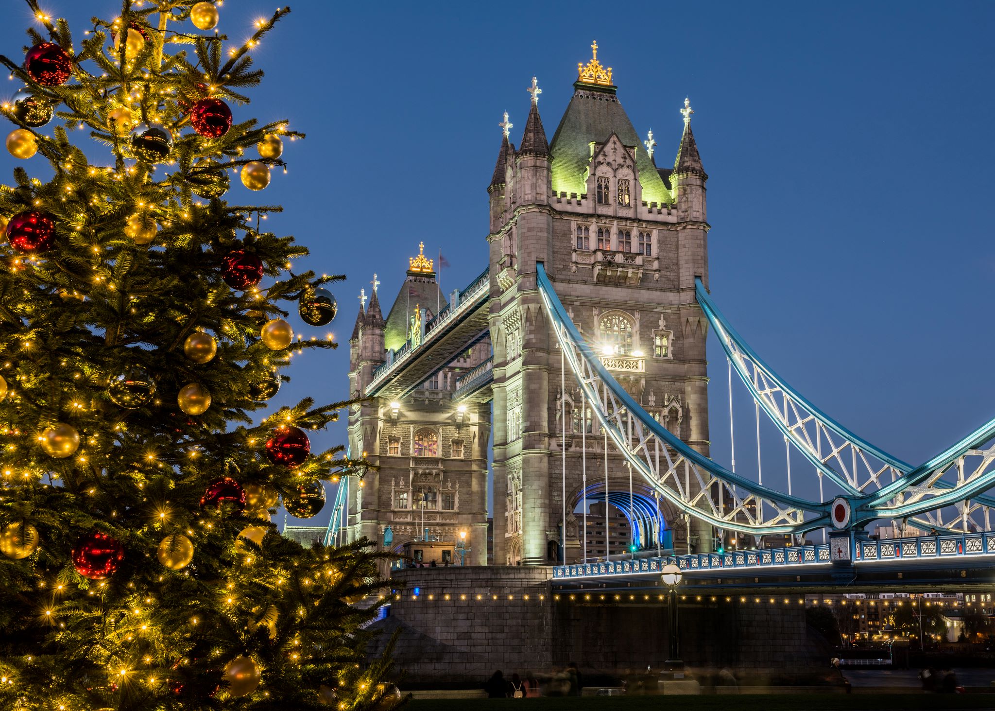 A londoni Tower Bridge karácsony alkalmával