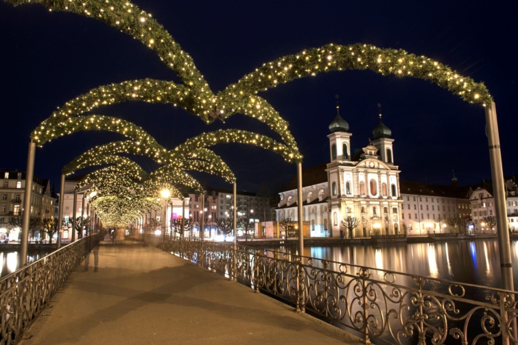 A svájci Lucerne nyugodt ünnepi fényei az ünnepek alatt