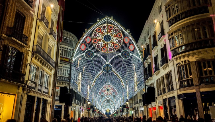 Málaga bevásárlóutcája karácsonyi fényekben