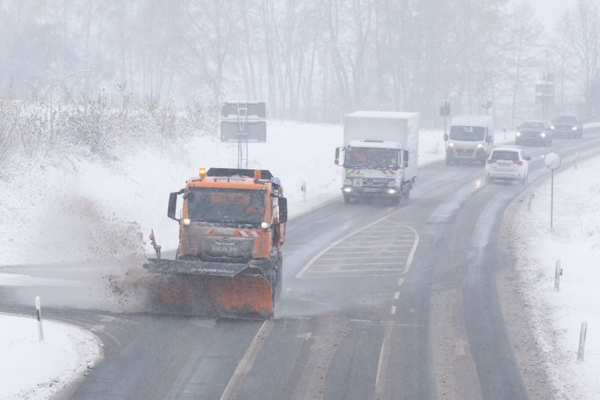 Szászország autópályáit is ellepte a hirtelen jött hó
