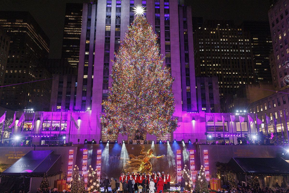 Fényárban úszik a New York-i Rockefeller Központ előtt felállított karácsonyfa.