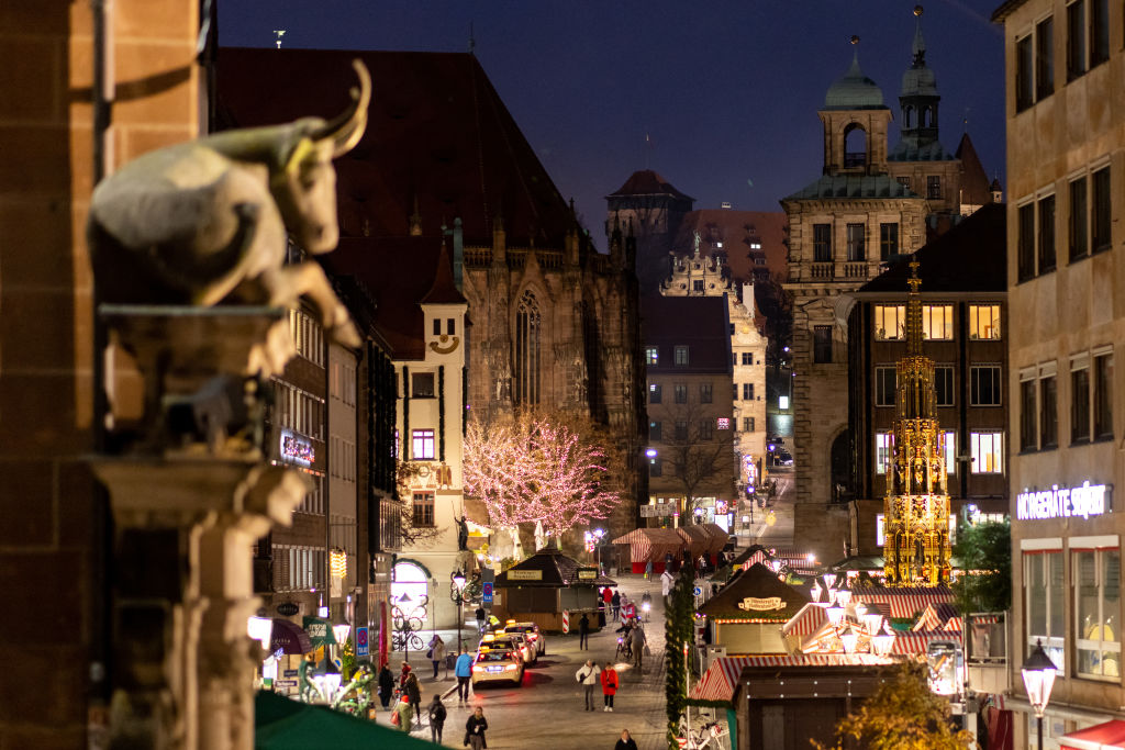 Karácsonyi fényekben pompázik Nürnberg egyik főutcája