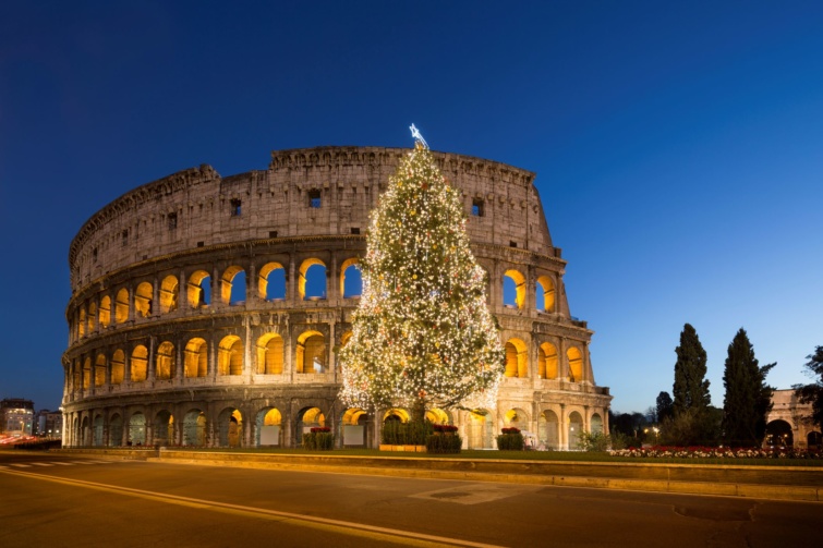 A római Colosseum kivilágított karácsonyfával előtte