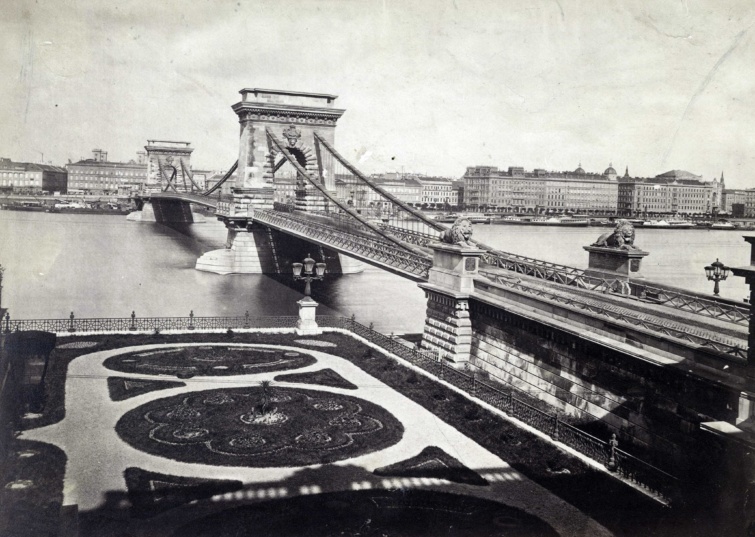 Széchenyi Lánchíd a budai hídfőtől nézve. A felvétel 1873-1880 között készült.