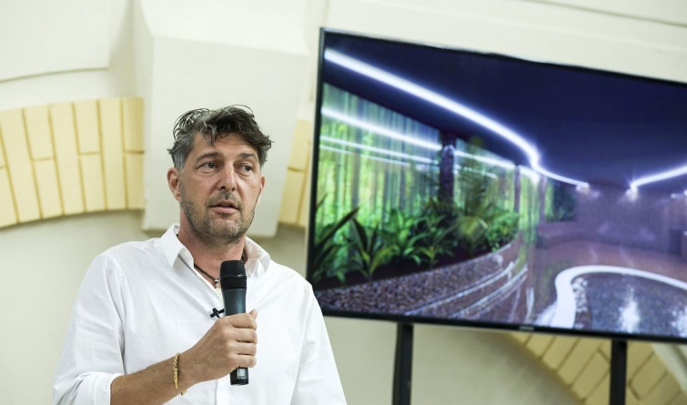 szentgyorgyvolgyi-peter-belvarosi-sportkozpont - Startlap Utazás Szentgyörgyvölgyi Péter (Fidesz-KDNP), Belváros-Lipótváros polgármestere beszél a Belvárosi Sportközponttal kapcsolatban tartott sajtótájékoztatón az V. kerületi Hold utcai piacon 2018. szeptember 17-én.