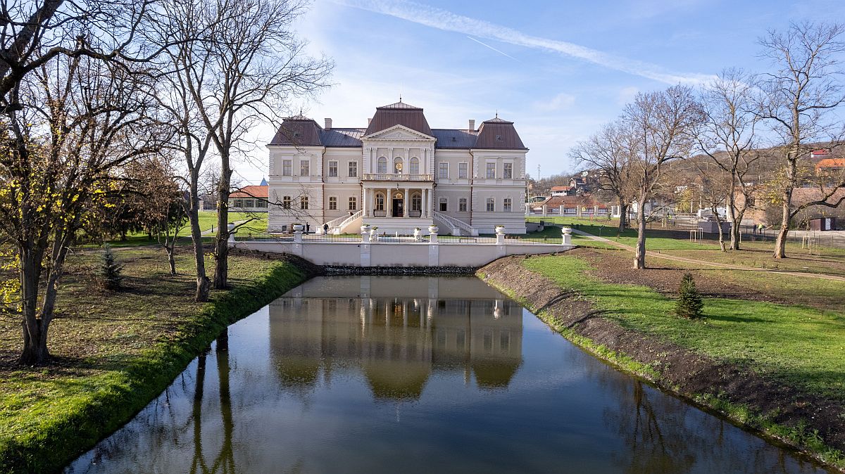 A drónnal készült képen az Európai Unió és a Kolozs megyei közgyűlés támogatásával restaurált Bánffy-kastély az átadása napján az erdélyi Válaszúton 2023. november 23-án.