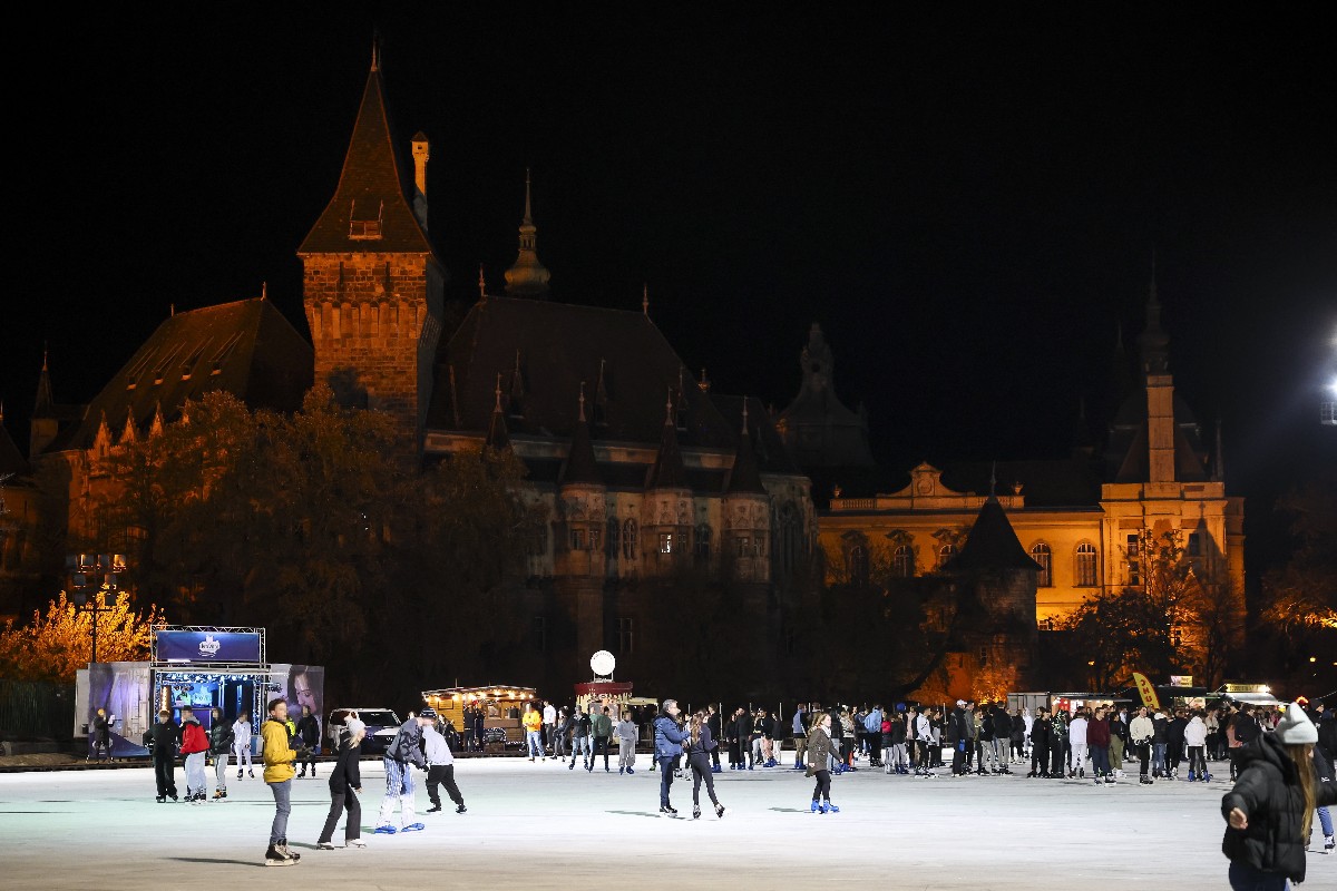 Megnyílt a Városligeti Mûjégpálya