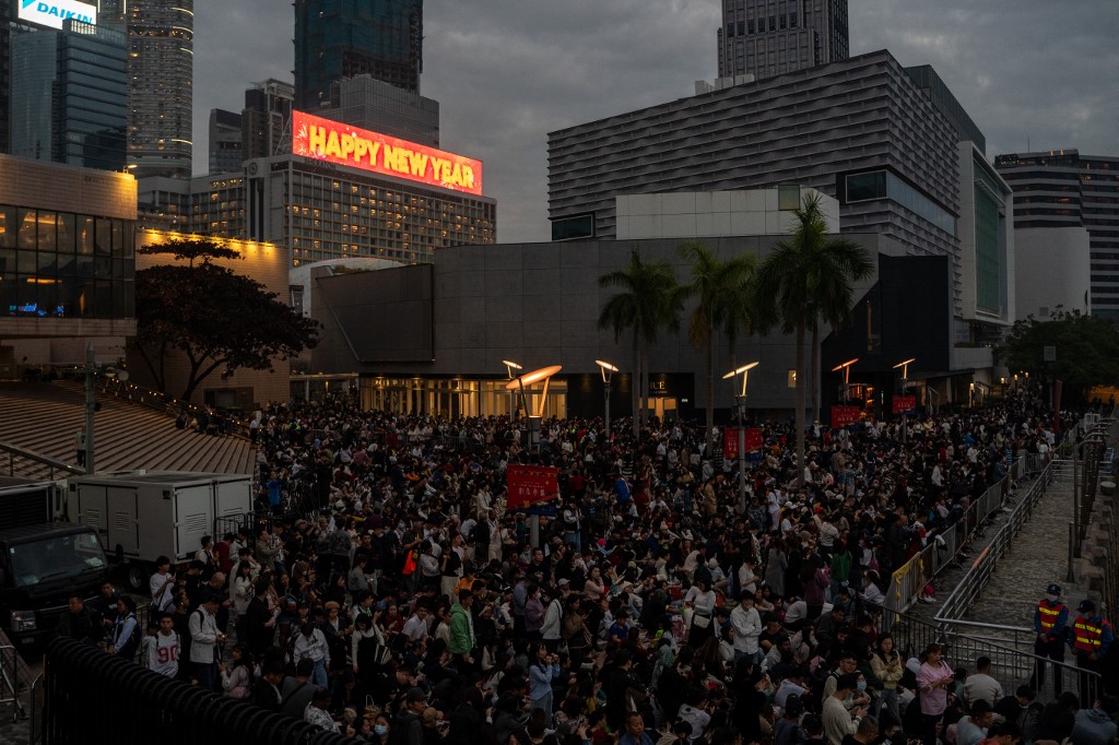 Hong Kongi tömeg várja az éjfelet