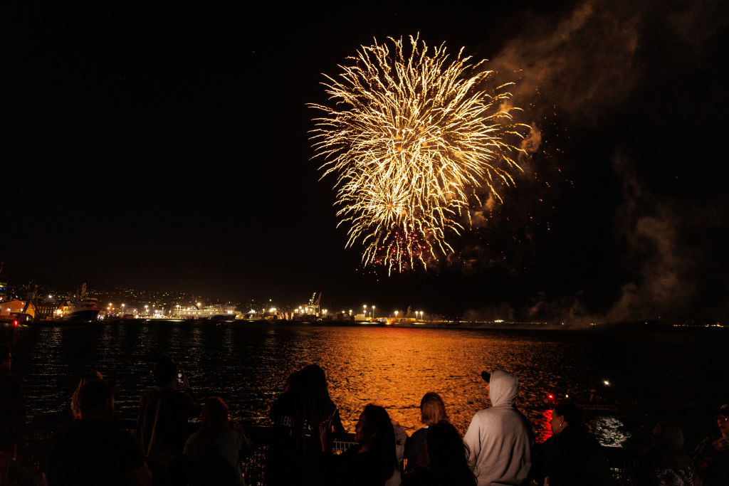 Az emberek a Whairepo Lagoon körül gyűlnek össze a zenére és a tűzijátékra 2023. december 31-én, szilveszterkor az új-zélandi Wellingtonban