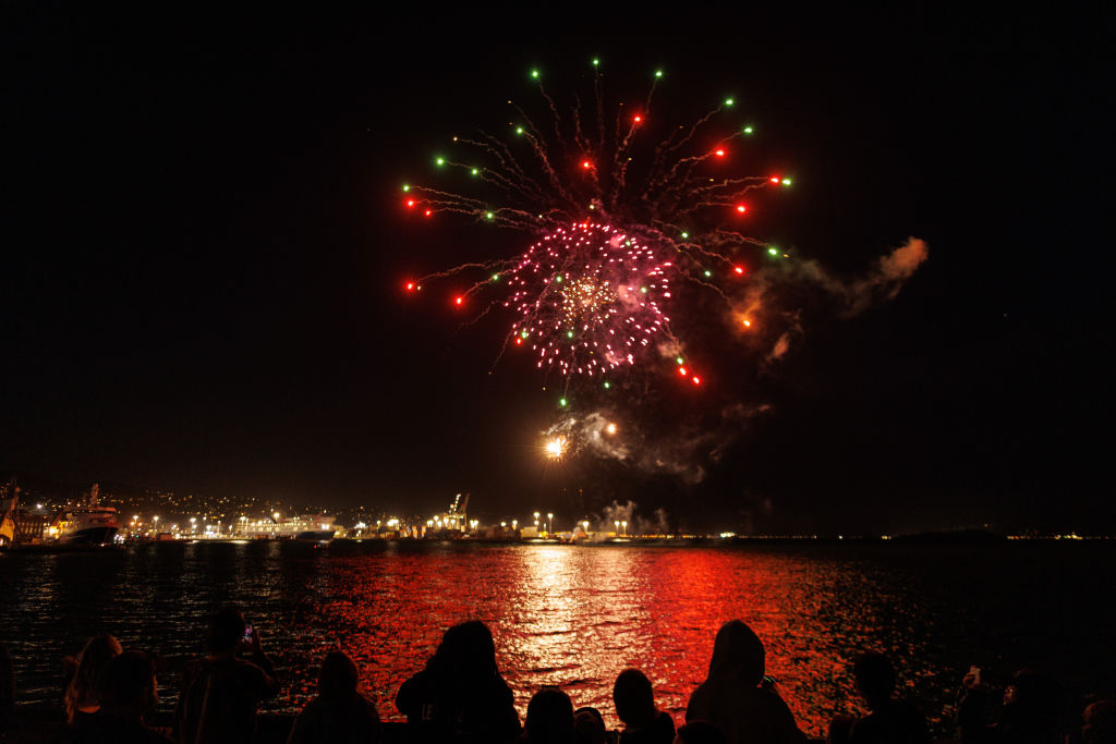 z emberek a Whairepo Lagoon körül gyűlnek össze a zenére és a tűzijátékra 2023. december 31-én, szilveszterkor az új-zélandi Wellingtonban