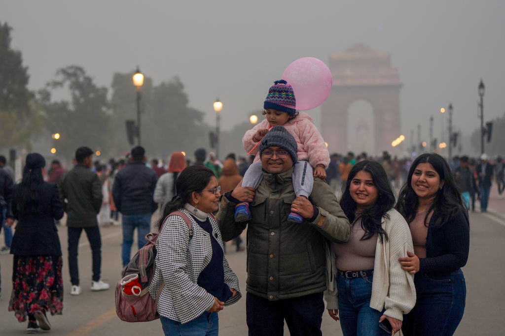 Az emberek az újévi ünnepségekre látogatnak az India kapuhoz Újdelhiben, Indiában