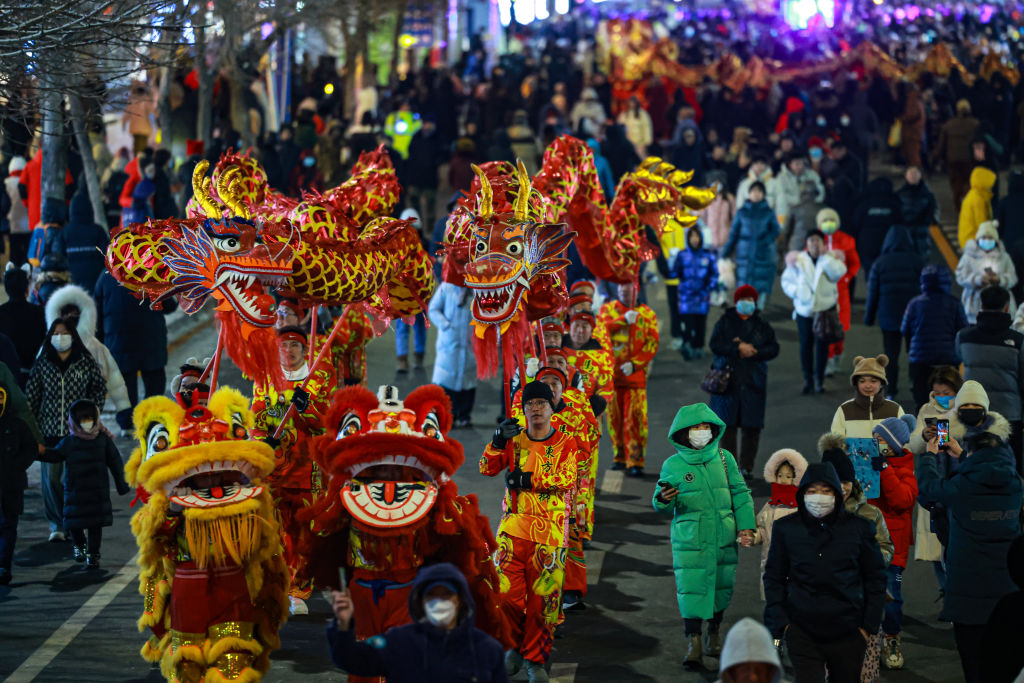 Az emberek sárkánytáncot néznek a háromnapos újévi ünnepségen a kínai Liaoning tartományban található Shenyangban