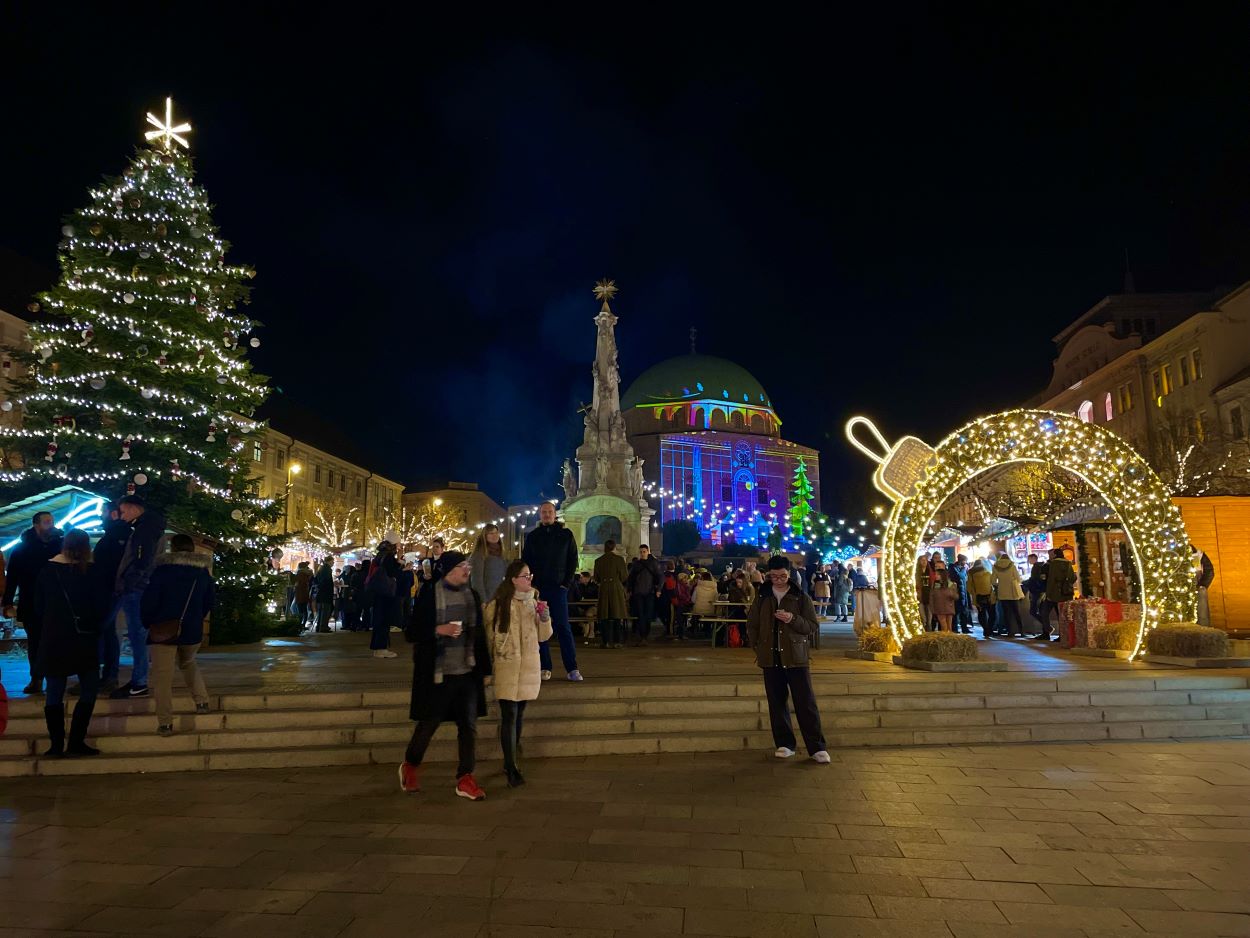Pécsi karácsonyi vásár és kivilágított Széchenyi tér.