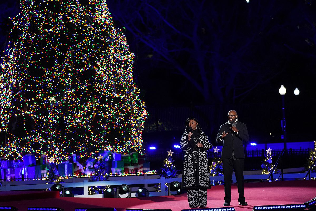 Samara Joy és Antonio McLendon énekel a Fehér Ház előtti karácsonyi ünnepségen.