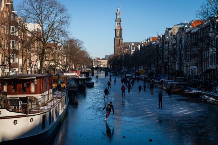 Korcsolyázók Amszterdamban a Groenburgwal csatornán