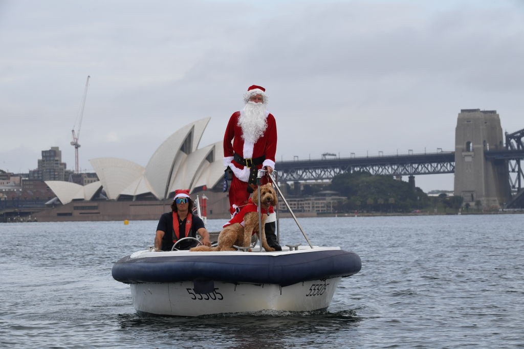 Mikulás és kutyája, Rudolph Sydney kikötőjébe érkezik, hogy ajándékokat szállítson a Rolex Sydney-Hobart jachtverseny résztvevőinek, amely 2023. december 25-én kezdődik az ausztráliai Sydneyben. A karácsonyi és újévi ünnepek olyan időszaka, amikor az ausztrál vállalkozásoknál sok alkalmazott hosszabb szabadságra megy még a nyárinál is.