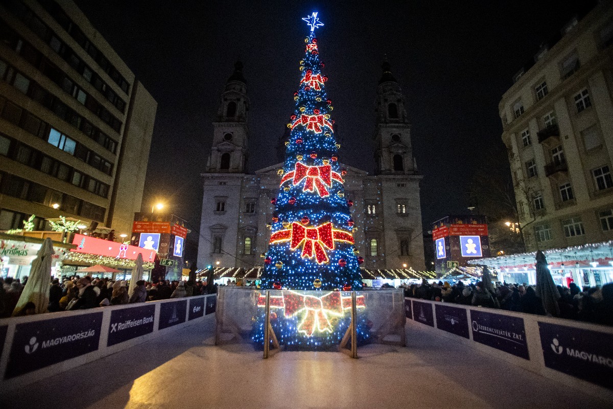 Az Advent Bazilika elnevezésű karácsonyi vásár Budapesten, a Szent István téren 2023. december 9-én.