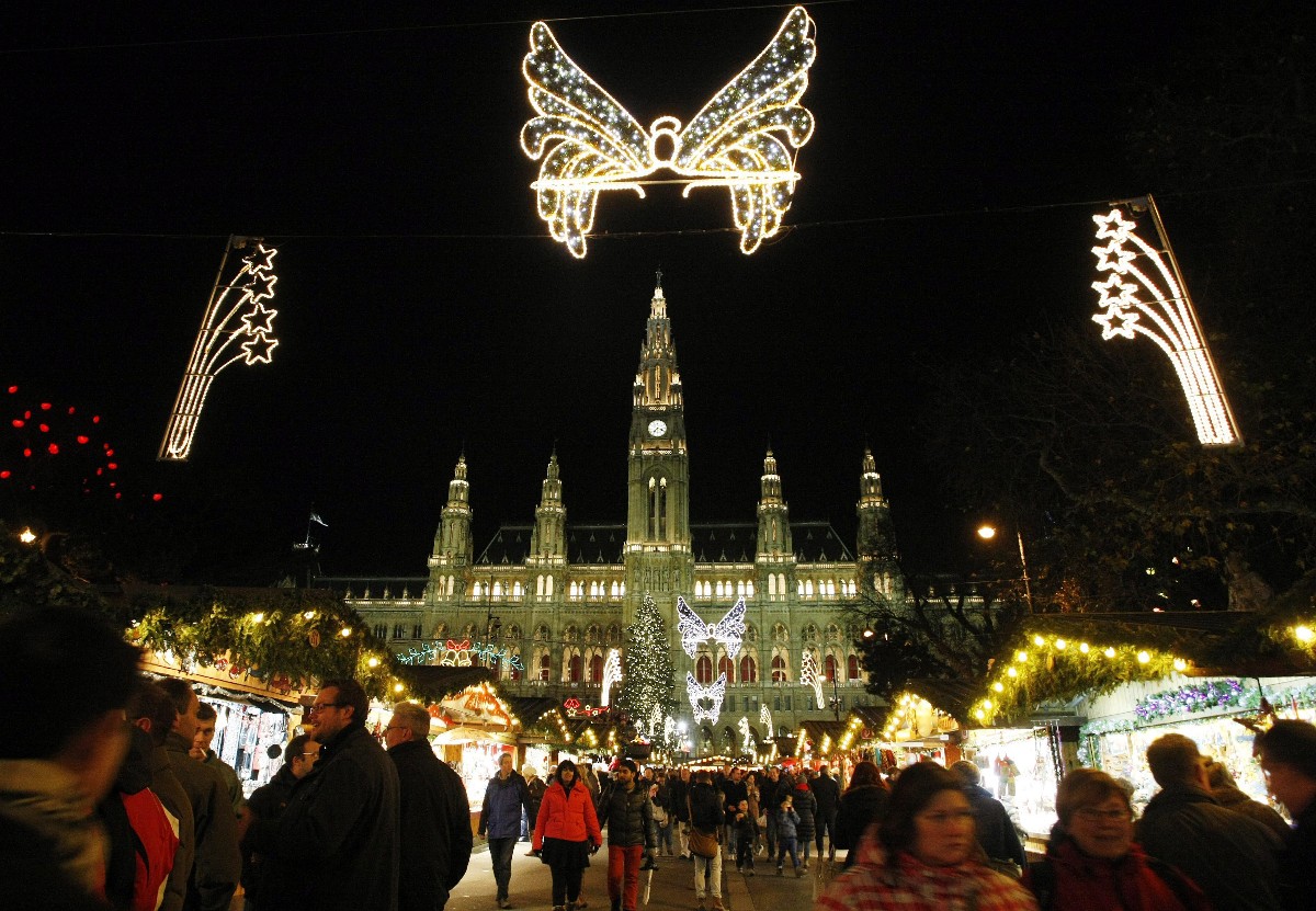 Érdeklődök a hagyományos bécsi adventi vásáron (Wiener Christkindlmarkt) a Városháza elõtti téren (Rathausplatz)
