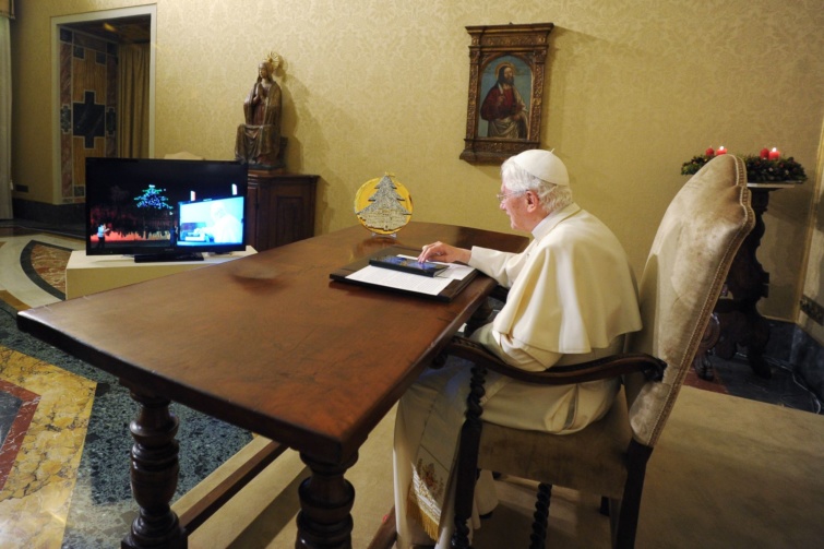Benedek pápa felkapcsolja a Gubbio karácsonyfa fényit
