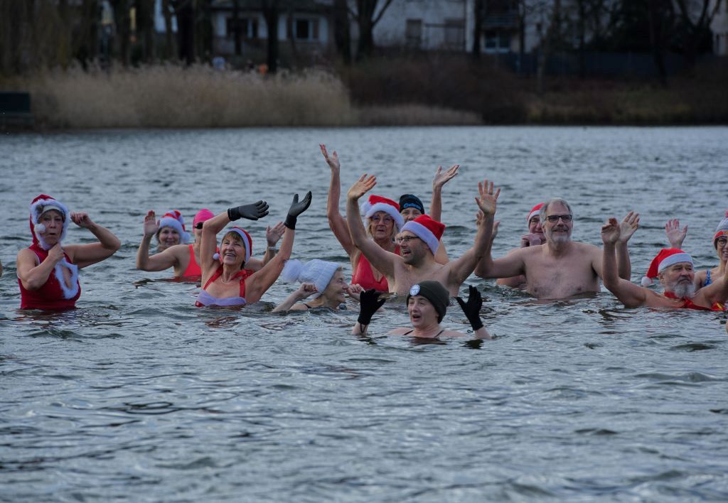 Németek ünneplik a berlini Oranke-tó hideg vizében a karácsonyt