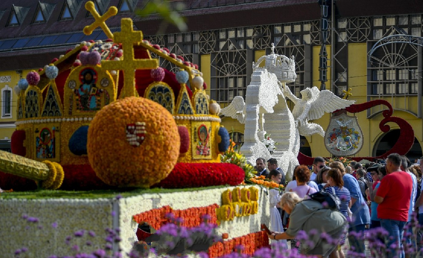 A Szent Korona, a Trianon 100 és a Debrecenbe kéne menni (b-j) nevű virágkocsi az 51. Debreceni Virágkarneválon 2020. augusztus 20-án.