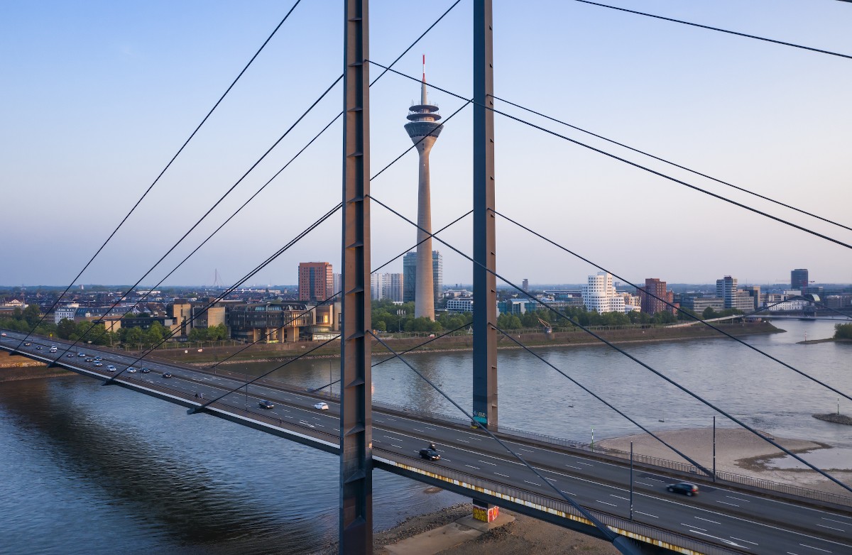 Híd a Rajna folyó felett a németországi Düsseldorfban